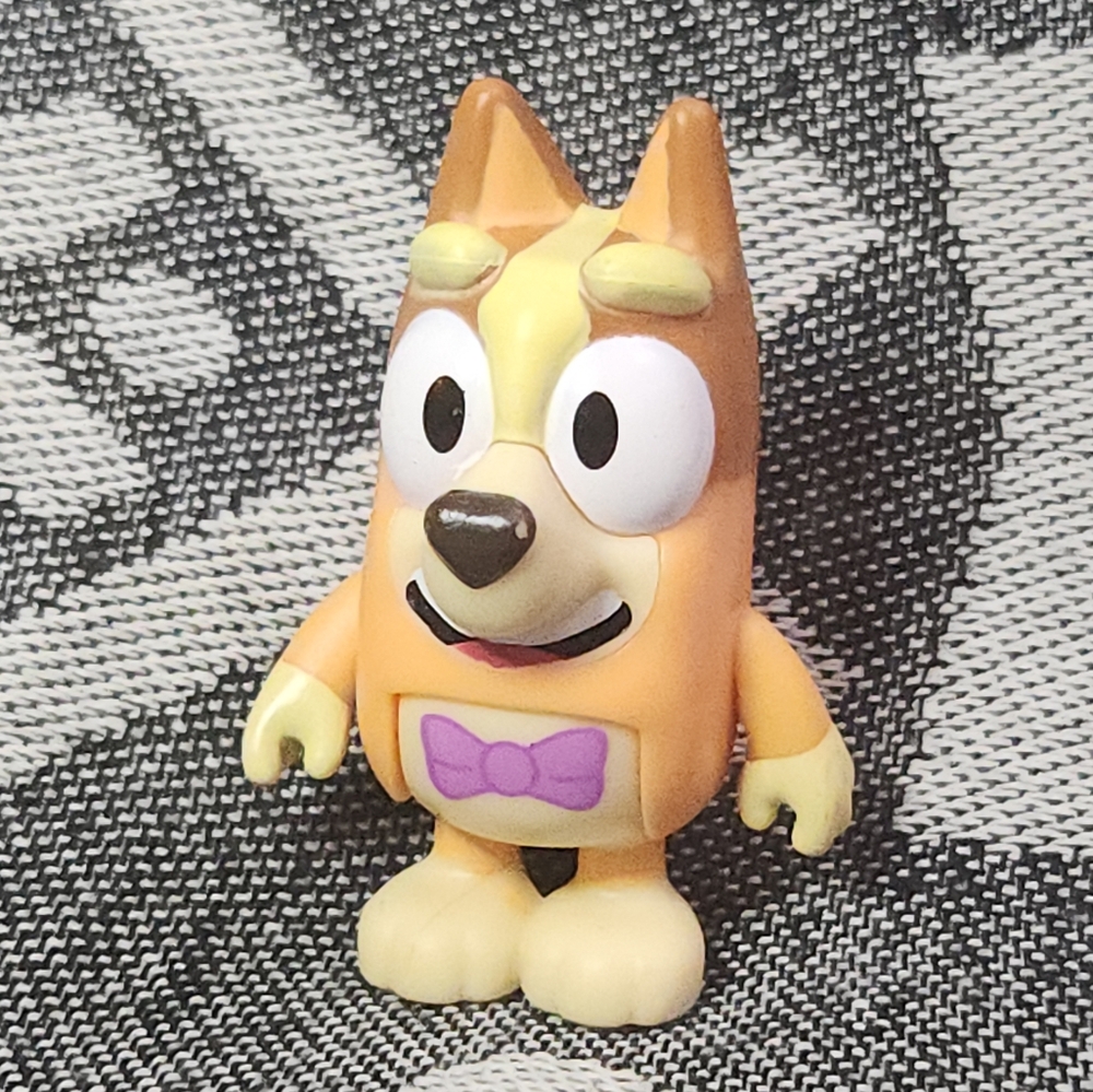 Bluey Sister Bingo from "The Show" Set w Bowtie 2" Bendable Waist Action Figure